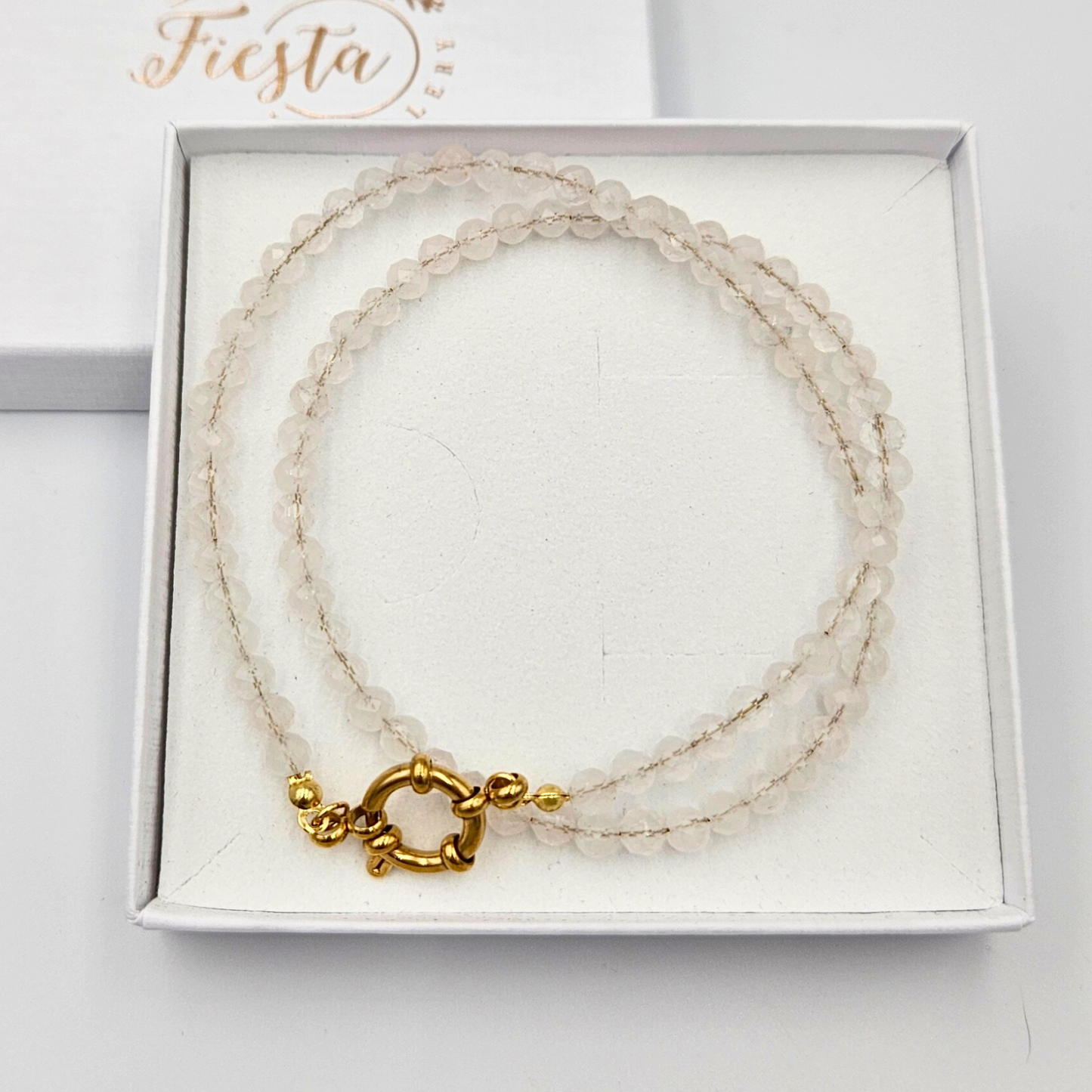 Ketting van facetgeslepen rozenkwarts afgewerkt met boeisluiting van goldplated stainless steel