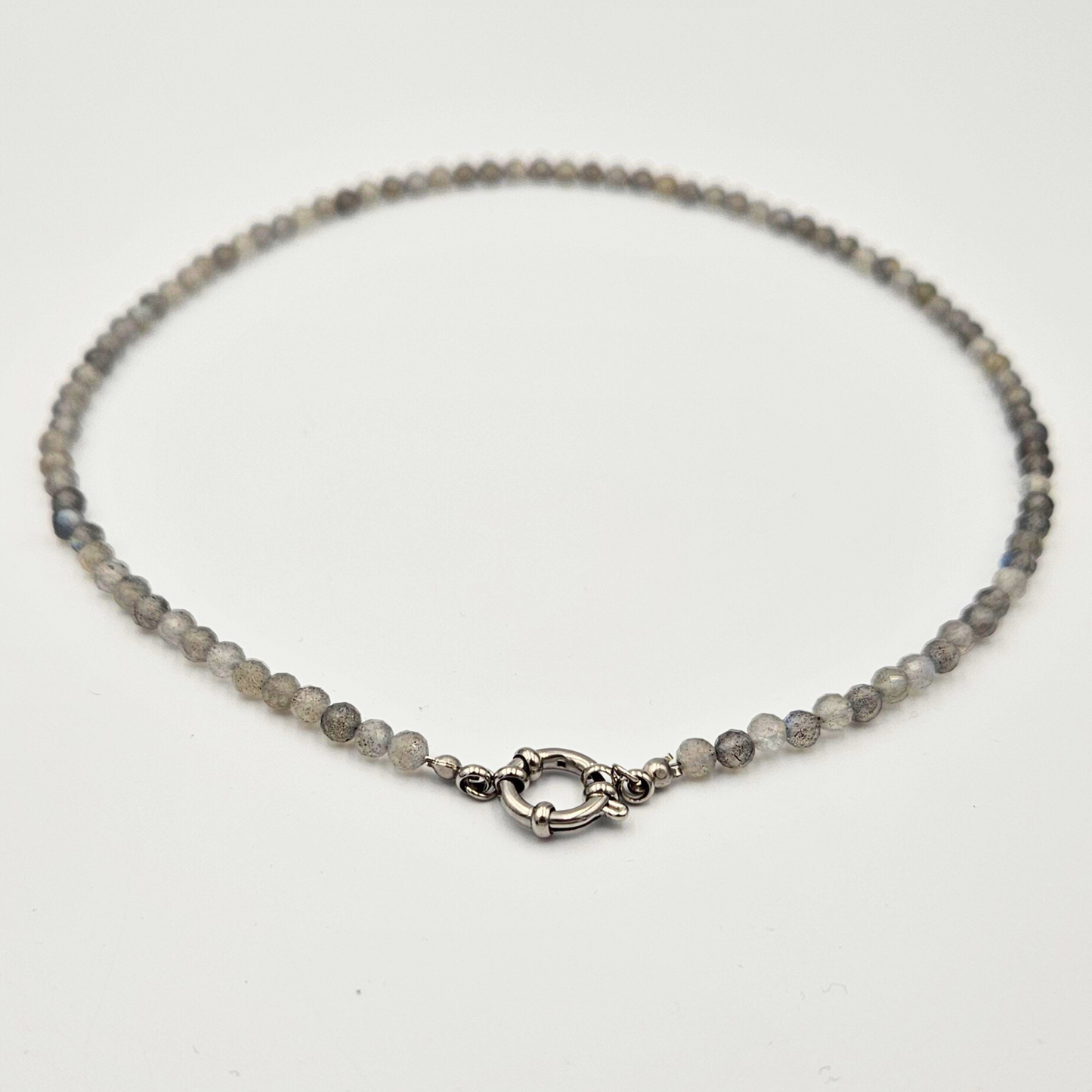 Ketting van facetgeslepen labradoriet afgewerkt met een boeisluiting van zilverkleurig stainless steel