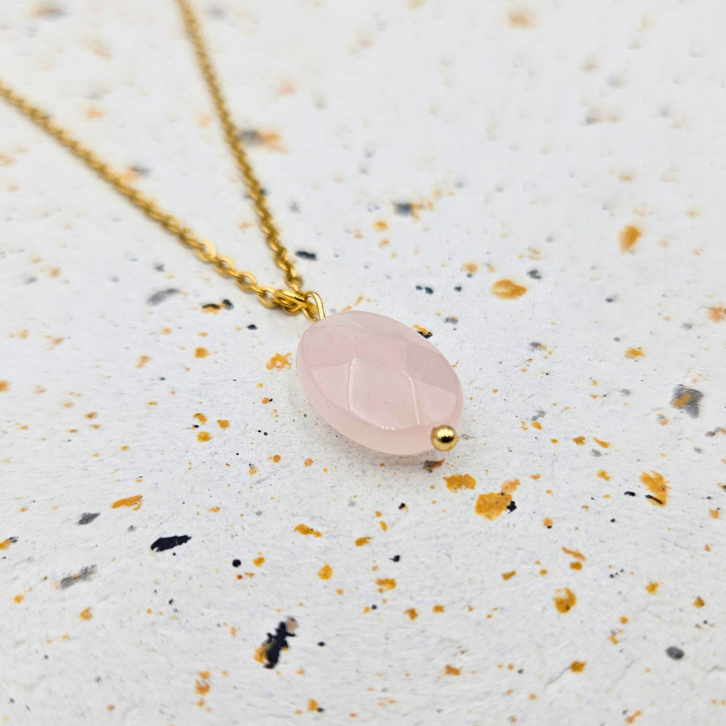 Ketting van goldplated stainless steel met rozenkwarts hanger