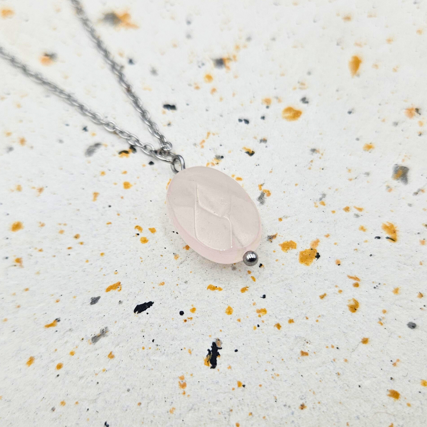 Ketting gemaakt van stainless steel met hanger van rozenkwarts