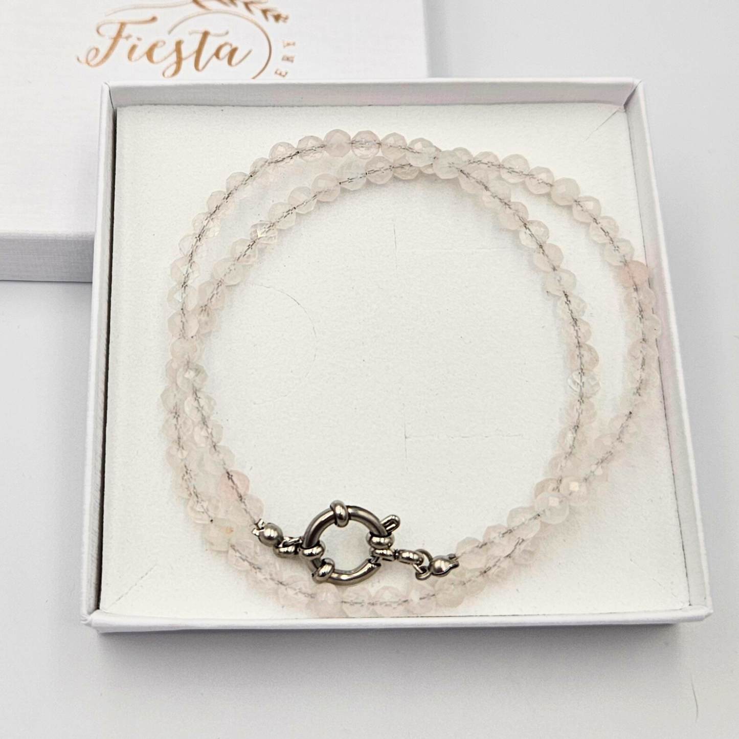 Ketting van facetgeslepen rozenkwarts afgewerkt met een boeisluiting van zilverkleurig stainless steel