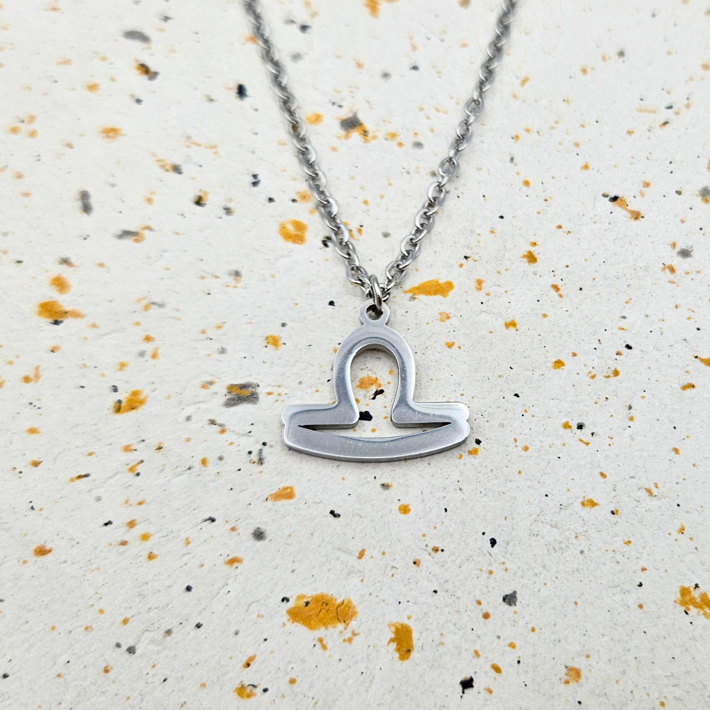 Ketting gemaakt van stainless steel met sterrenbeeld weegschaal