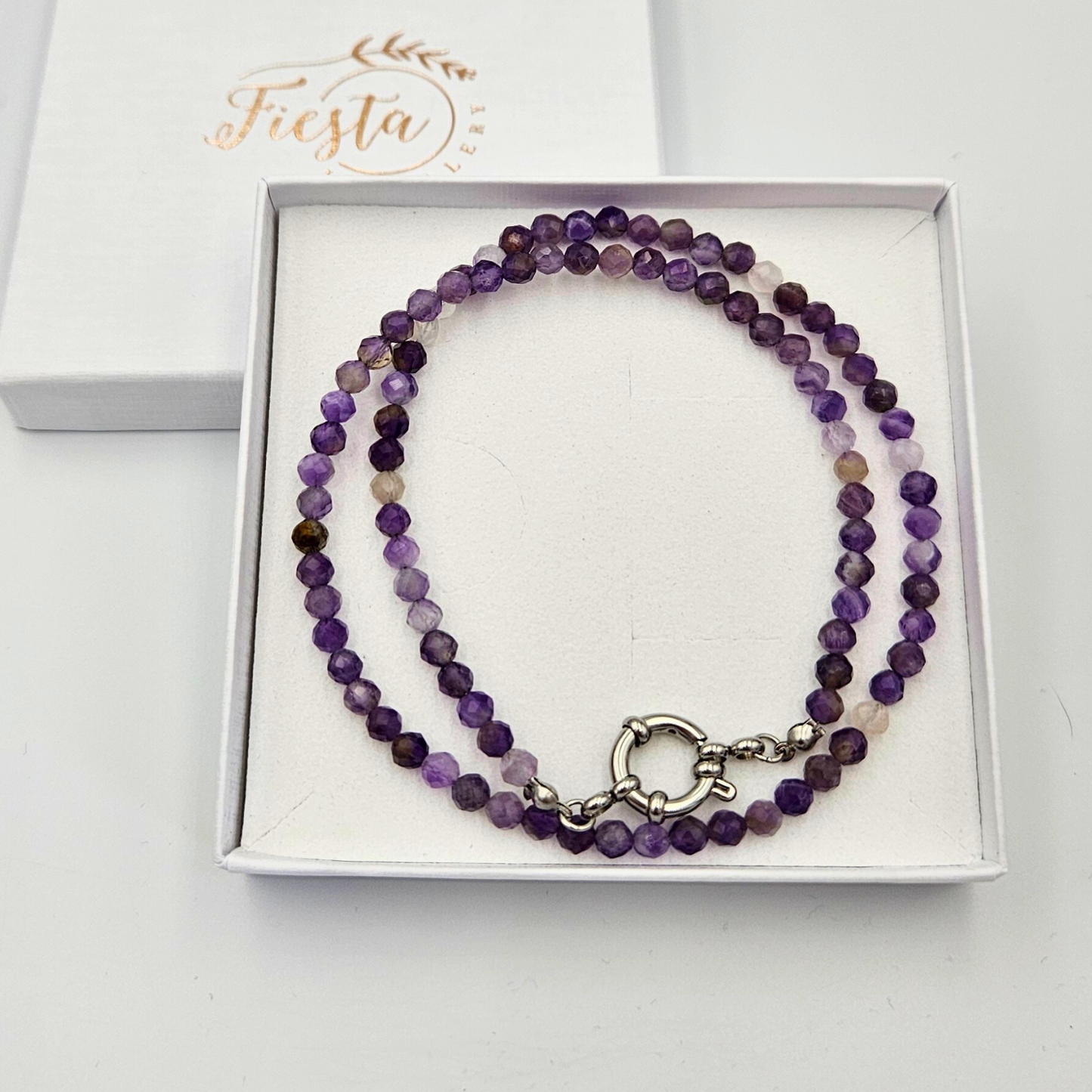 Ketting van facetgeslepen amethist afgewerkt met boeisluiting van zilverkleurig stainless steel