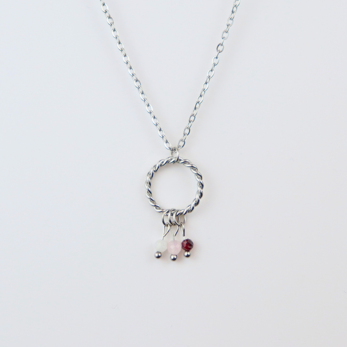 Ketting gemaakt van stainless steel met rozenkwarts, maansteen en granaat