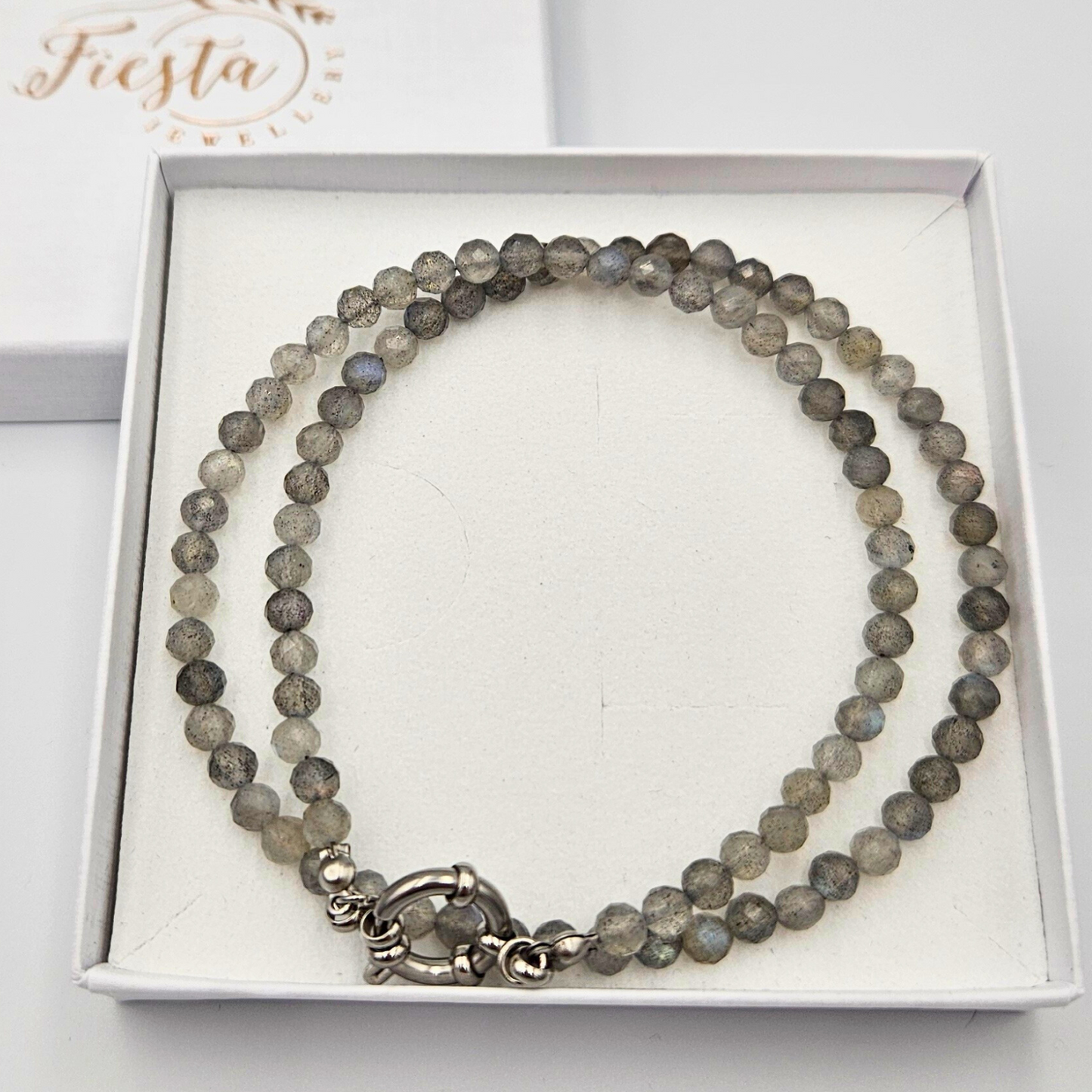 Ketting van facetgeslepen labradoriet afgewerkt met een boeisluiting van zilverkleurig stainless steel