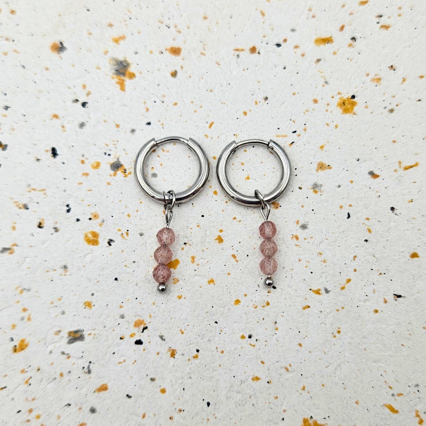 Oorbellen gemaakt van stainless steel met facetgeslepen aardbeienkwarts