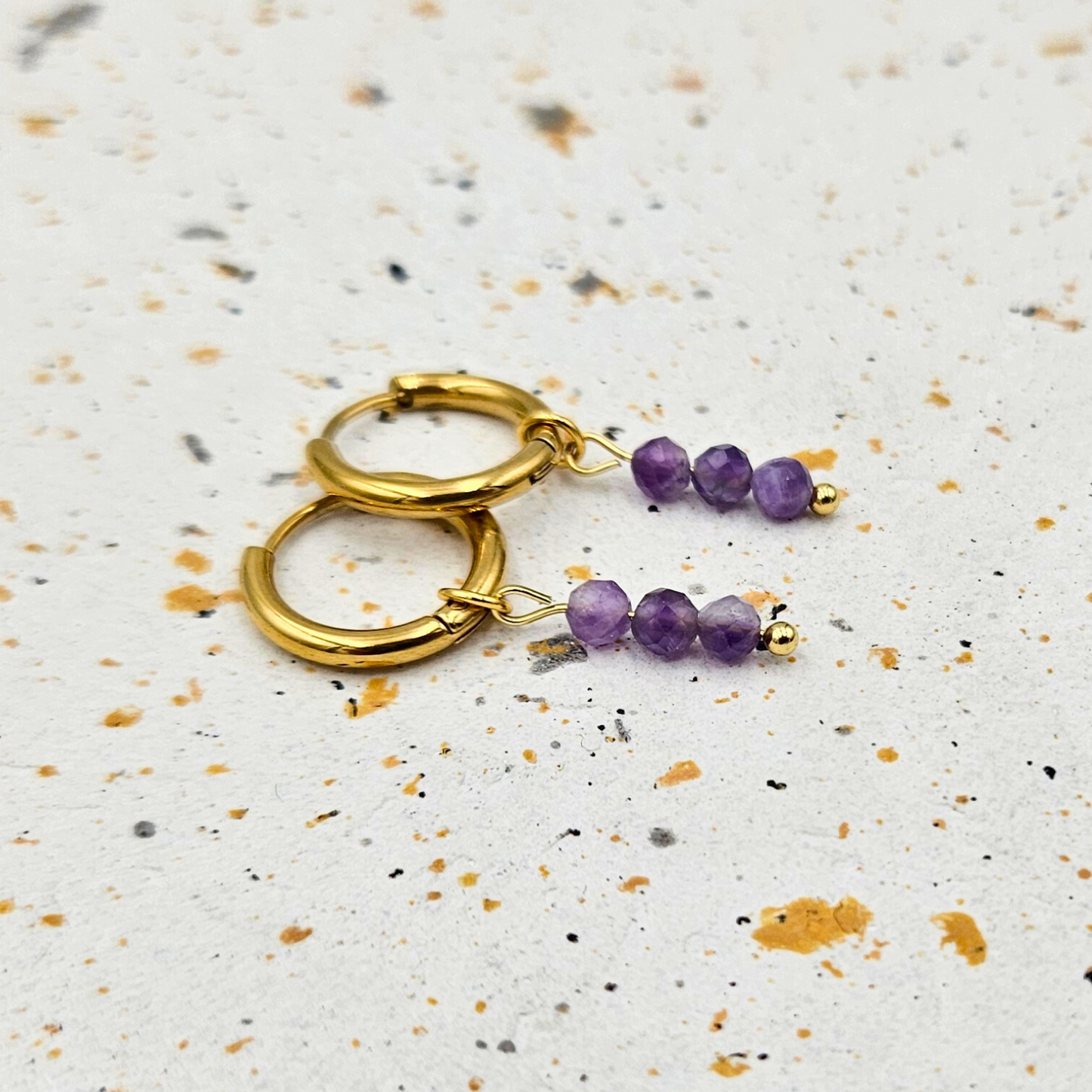 Oorbellen van goldplated stainless steel met facetgeslepen amethist