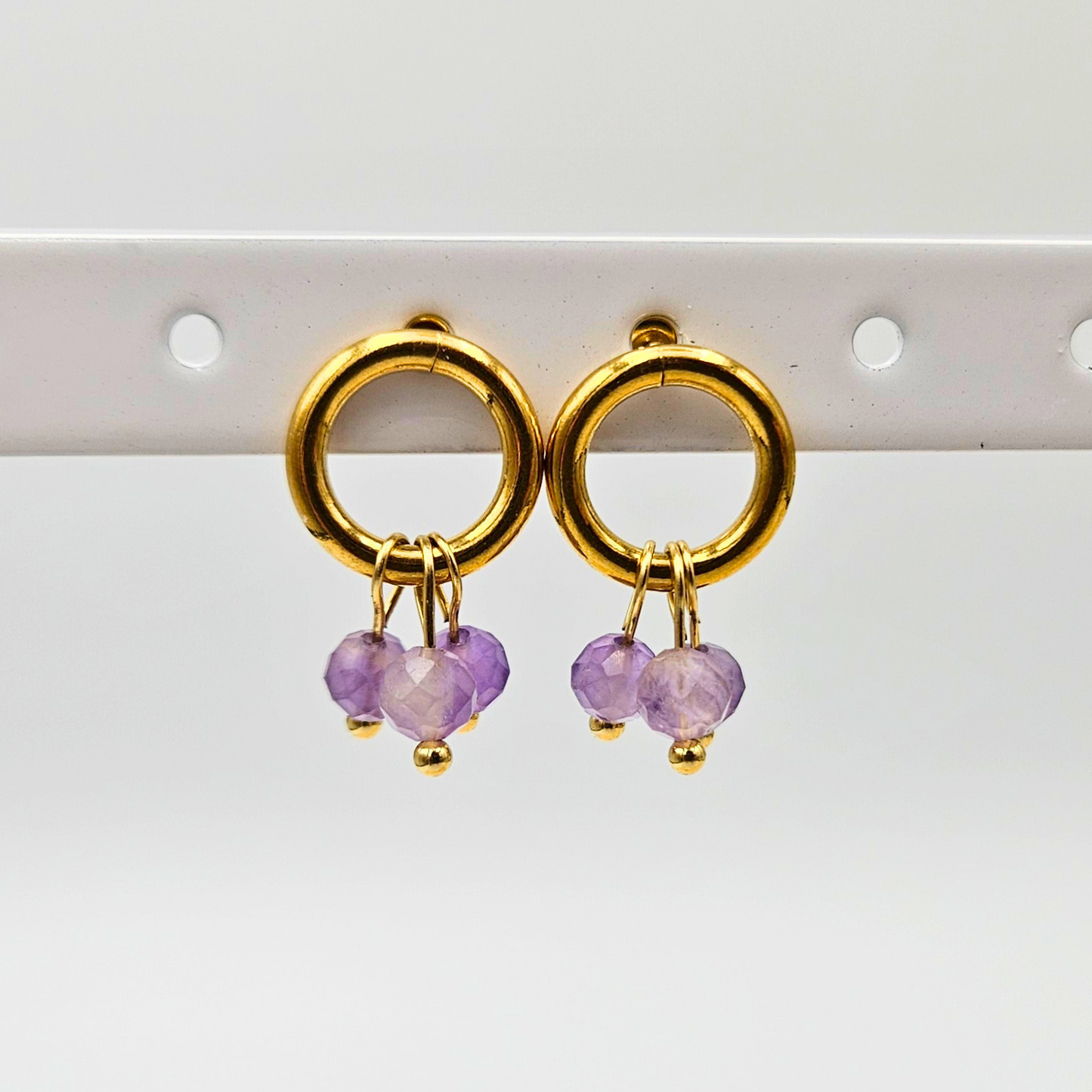 Oorbellen van goldplated stainless steel met facetgeslepen amethist steentjes
