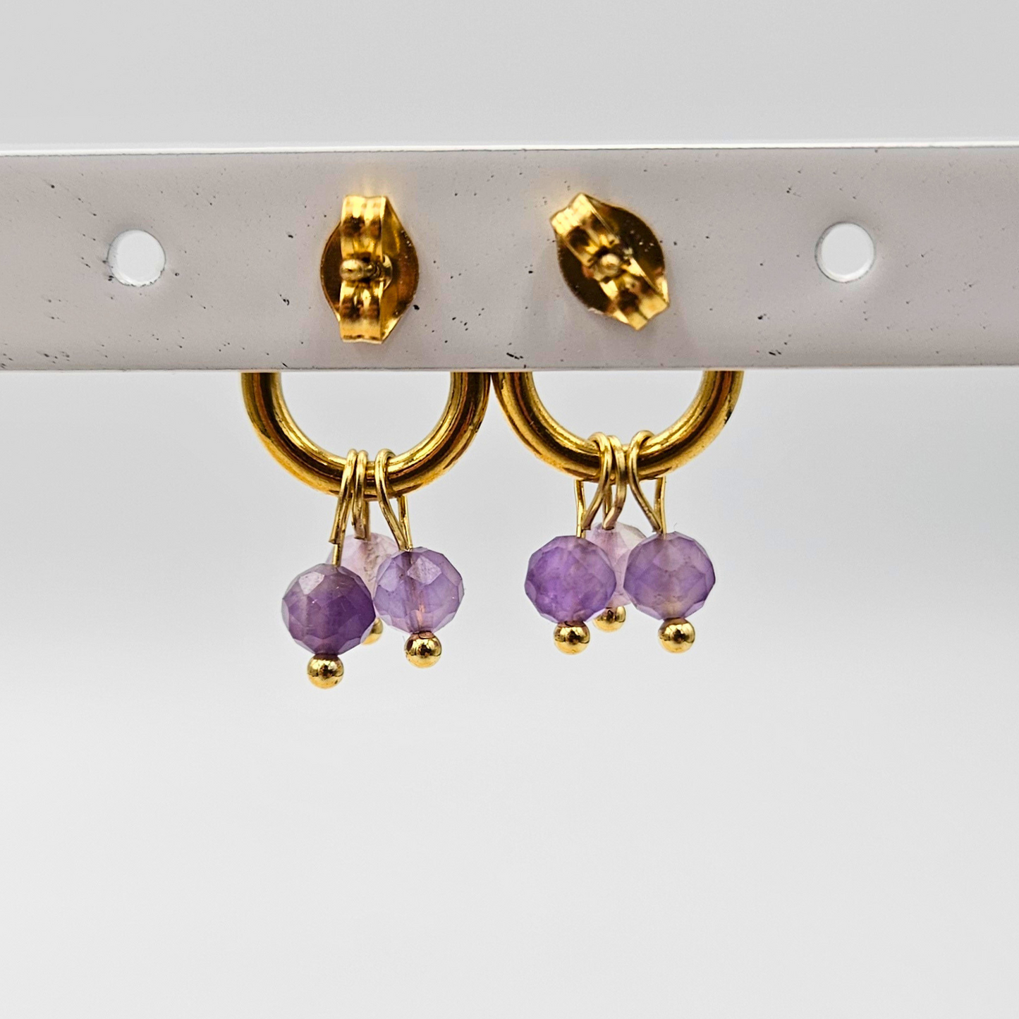 Oorbellen van goldplated stainless steel met facetgeslepen amethist steentjes