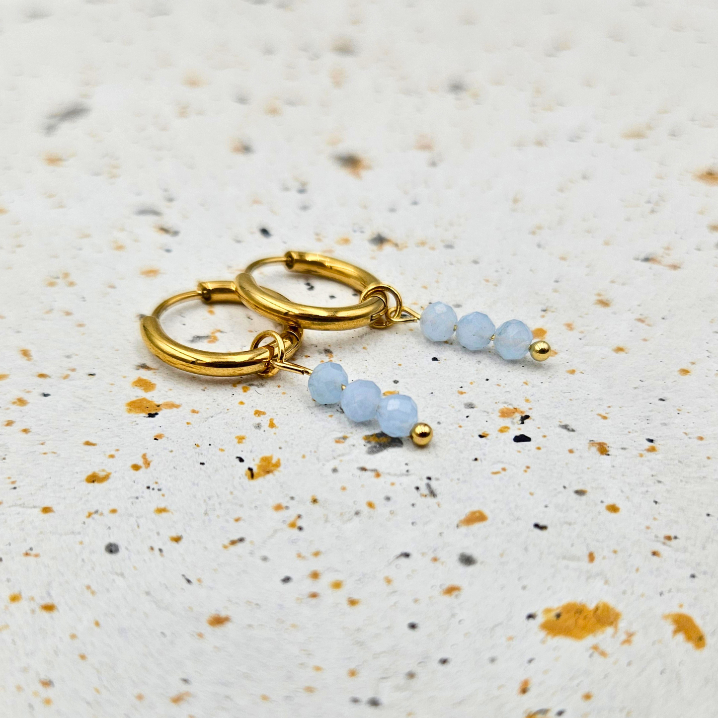 Oorbellen van goldplated stainless steel met facetgeslepen aquamarijn