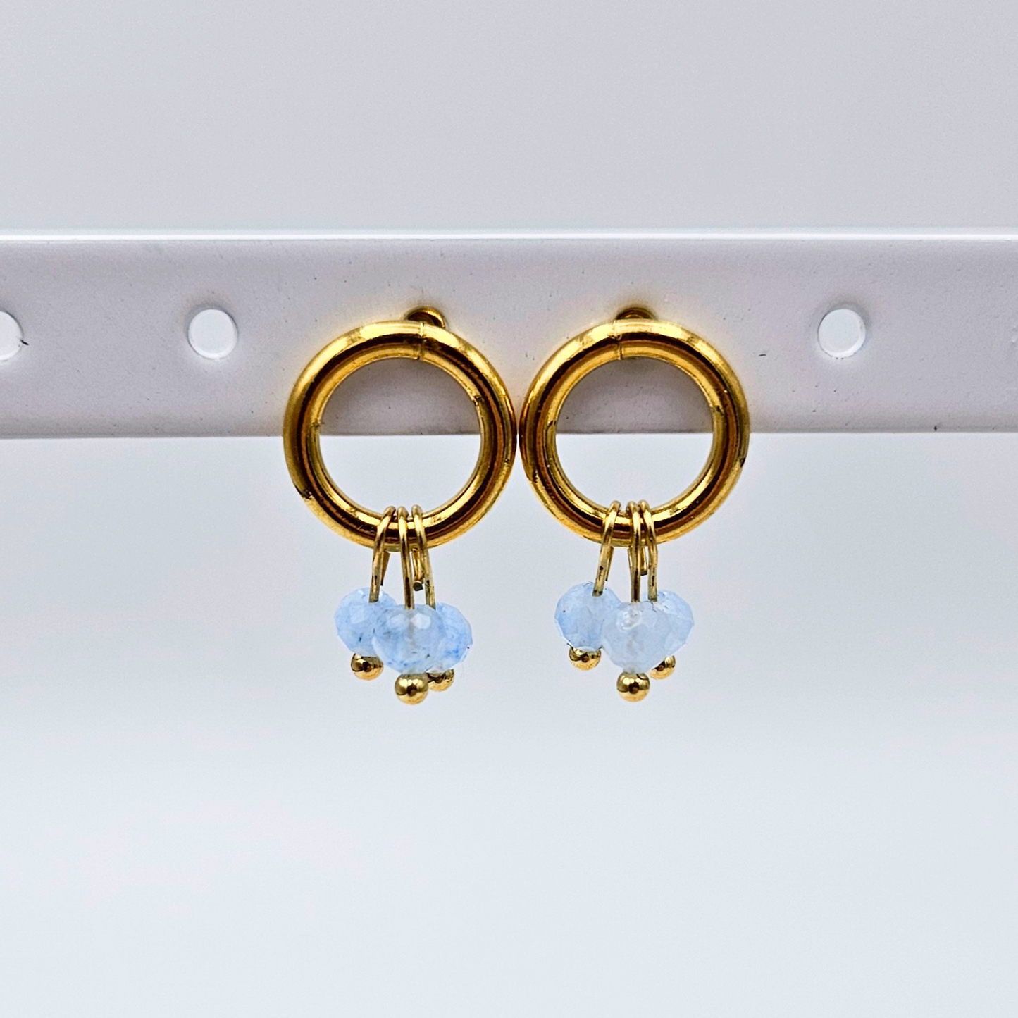 Oorbellen van goldplated stainless steel met facetgeslepen aquamarijn steentjes