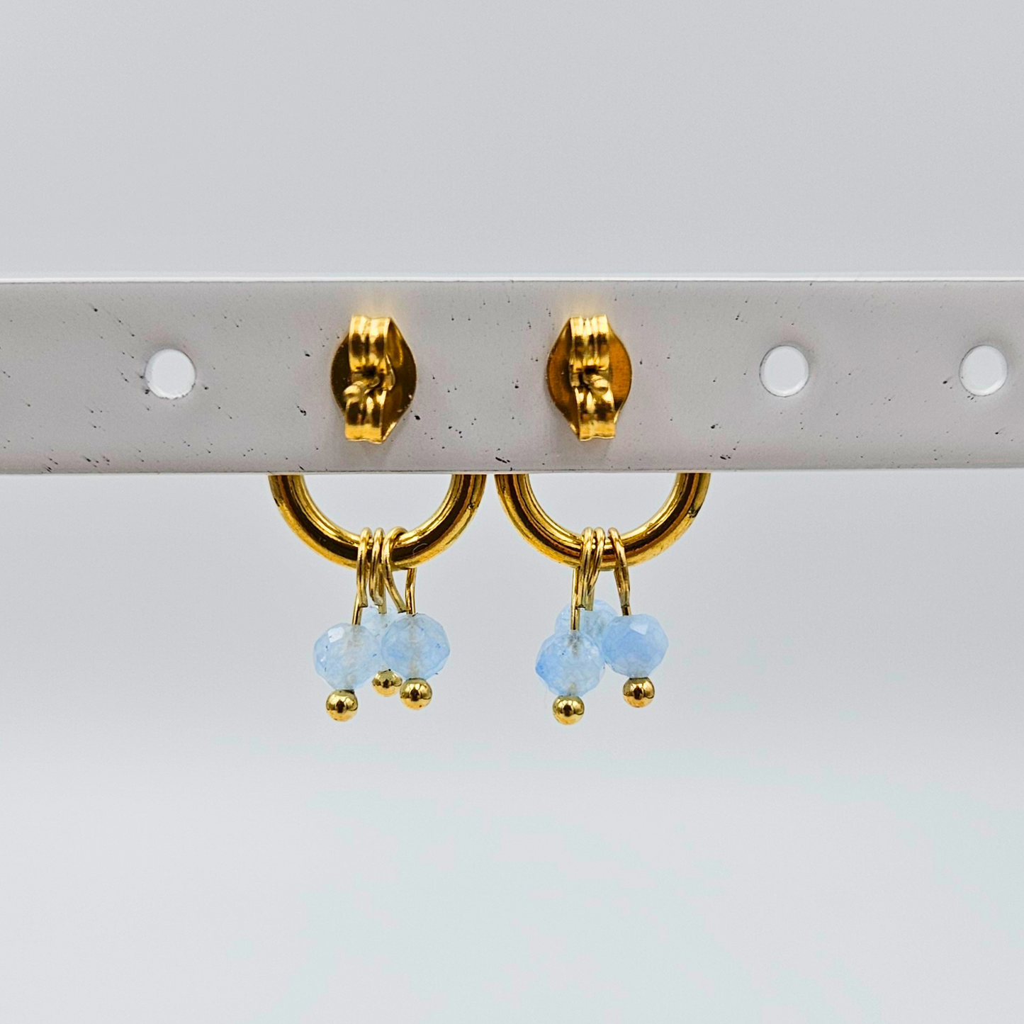 Oorbellen van goldplated stainless steel met facetgeslepen aquamarijn steentjes