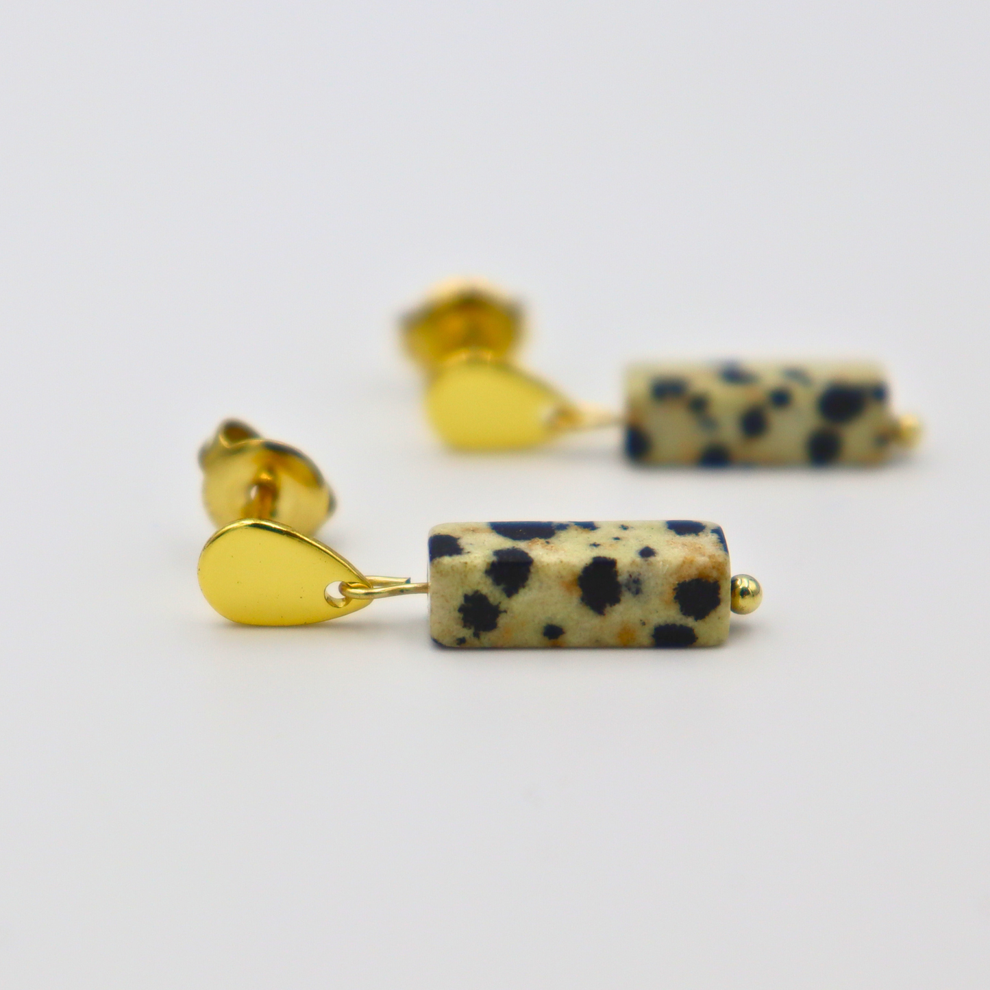 Oorbellen van goldplated stainless steel met dalmatier jaspis