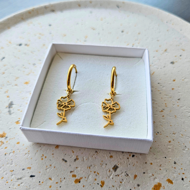 Oorbellen van goldplated stainless steel met geboortebloem van augustus: de klaproos