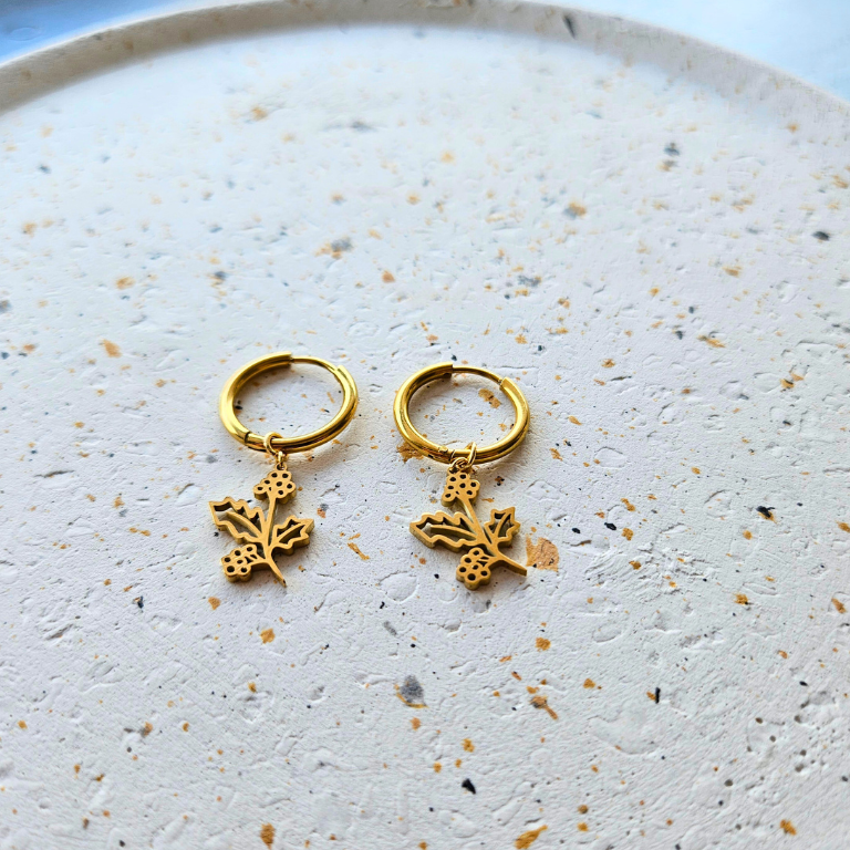 Oorbellen van goldplated stainless steel met geboortebloem van december: de hulst