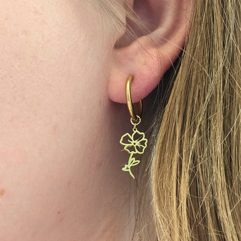 Oorbellen van goldplated stainless steel met geboortebloem van augustus: de klaproos