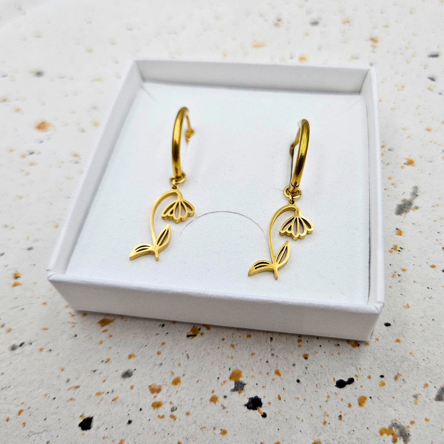 Oorbellen van goldplated stainless steel met geboortebloem van januari: het sneeuwklokje