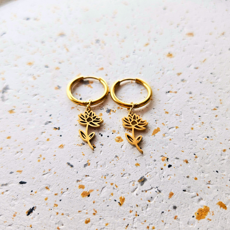 Oorbellen van goldplated stainless steel met geboortebloem van juli: de waterlelie