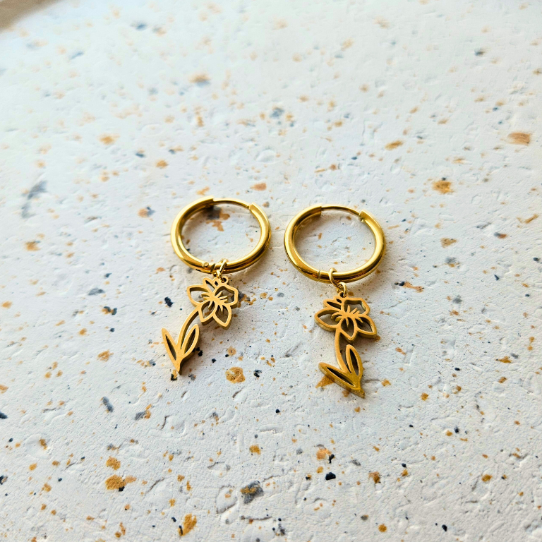 Oorbellen van goldplated stainless steel met geboortebloem van maart: de narcis