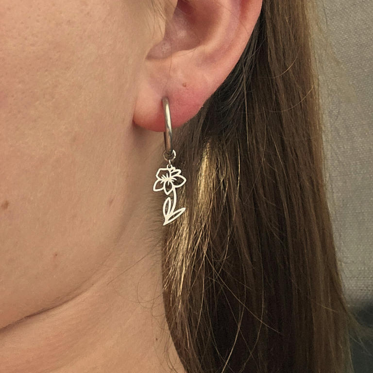 Oorbellen gemaakt van stainless steel met geboortebloem van maart: de narcis