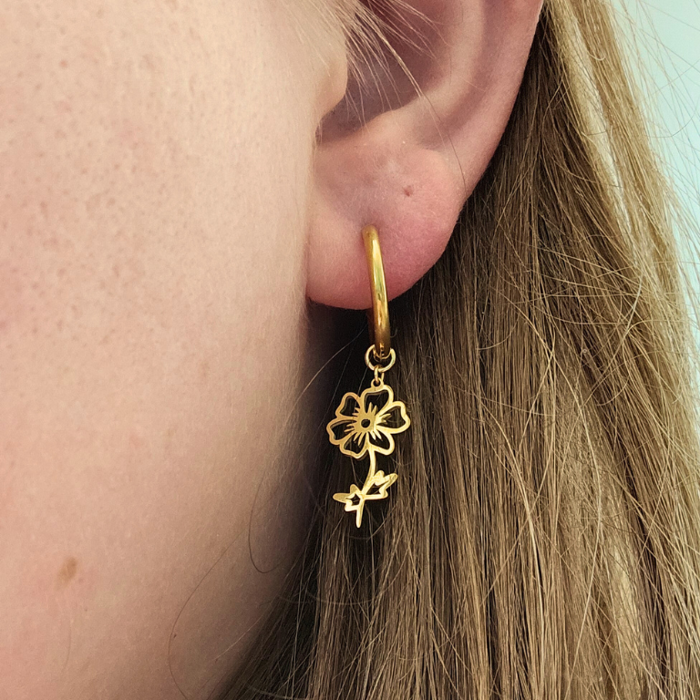 Oorbellen van goldplated stainless steel met geboortebloem van oktober: de cosmea