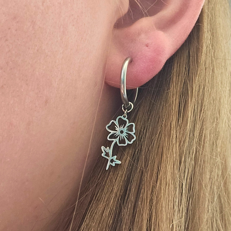 Oorbellen gemaakt van stainless steel met geboortebloem van oktober: de cosmea