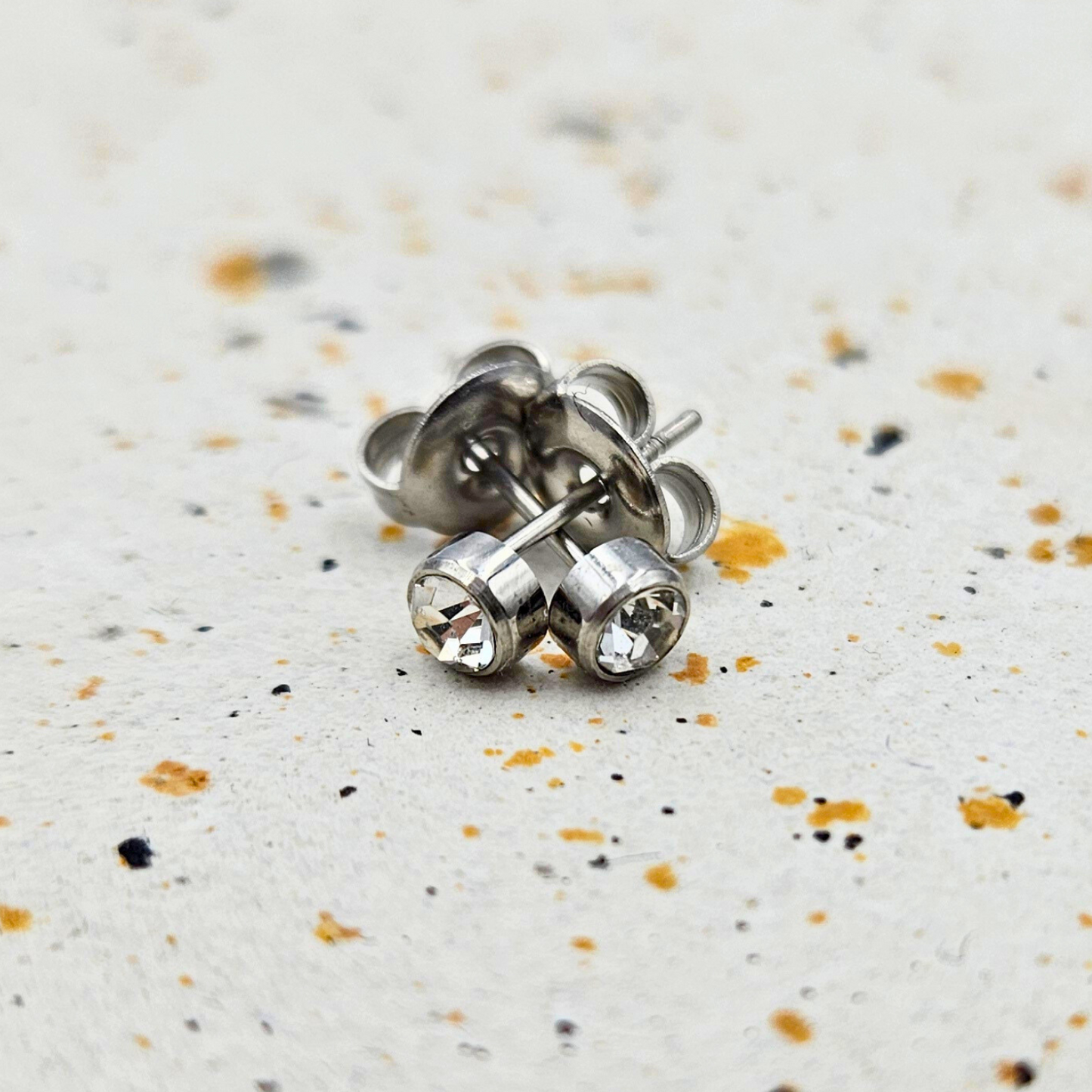 Oorbellen gemaakt van stainless steel met geboortesteen van april: diamant