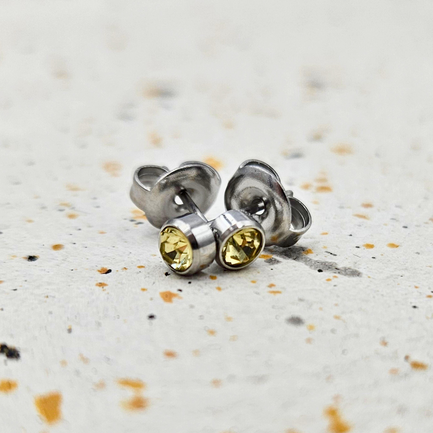 Oorbellen gemaakt van stainless steel met de geboortesteen van november: citrien