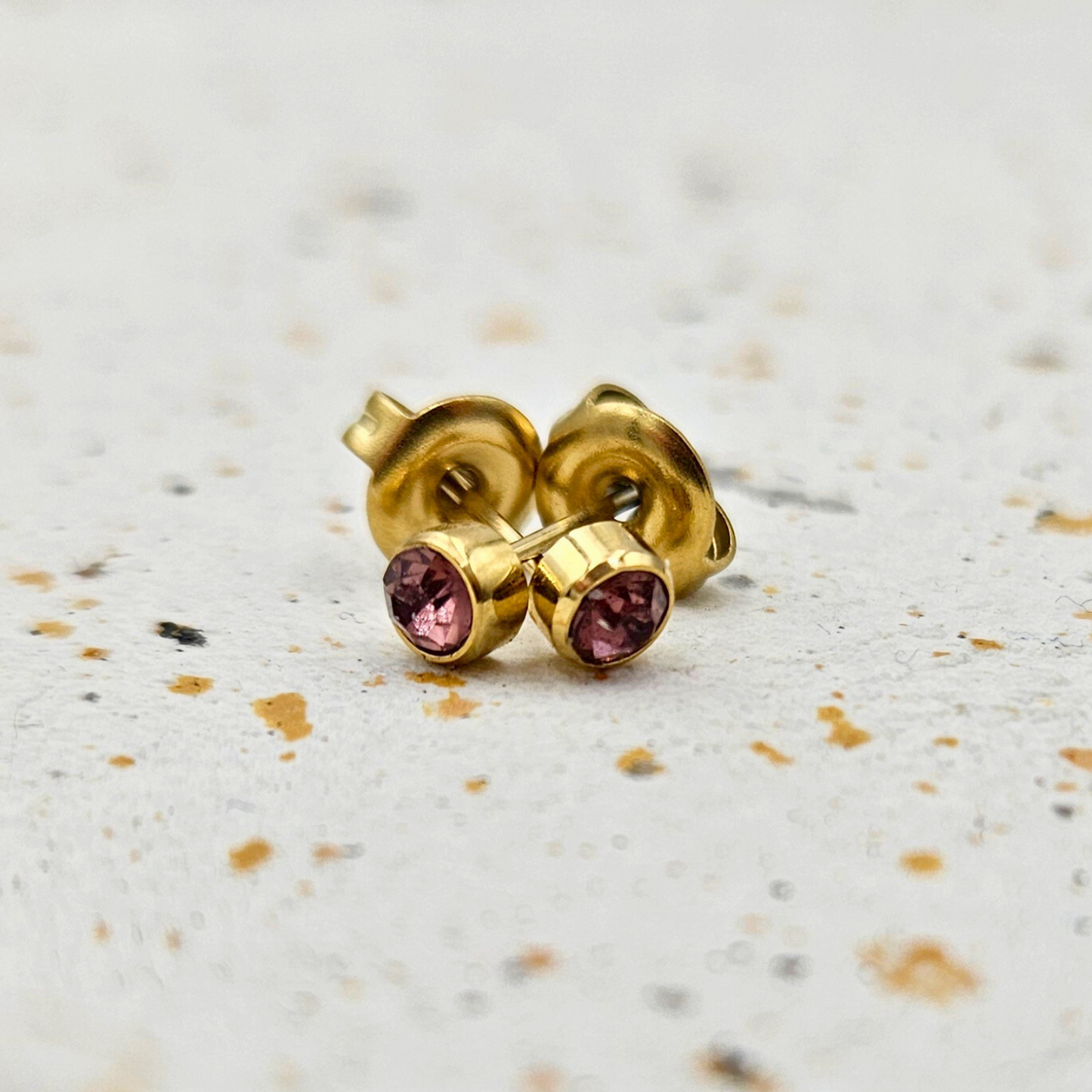 Oorbellen van goldplated stainless steel met de geboortesteen van oktober: toermalijn