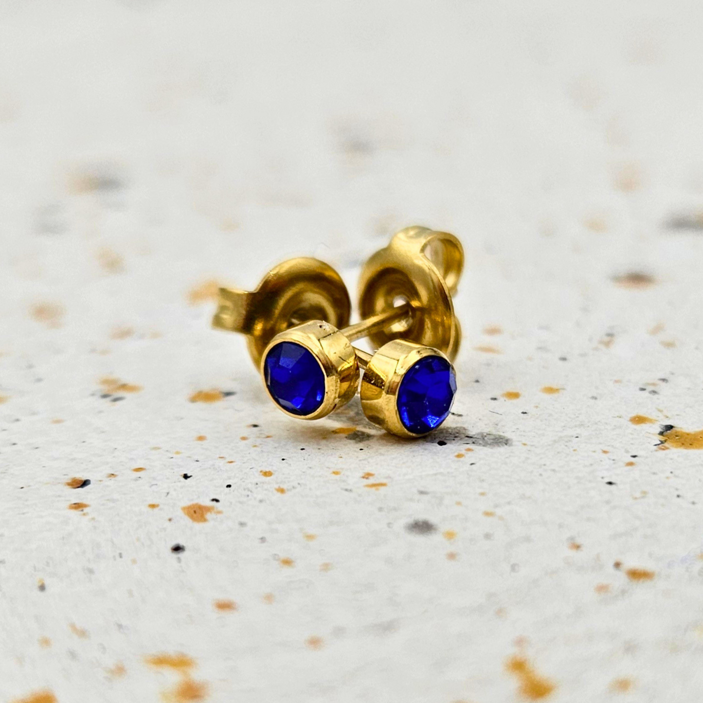 Oorbellen van goldplated stainless steel met geboortesteen van september: saffier