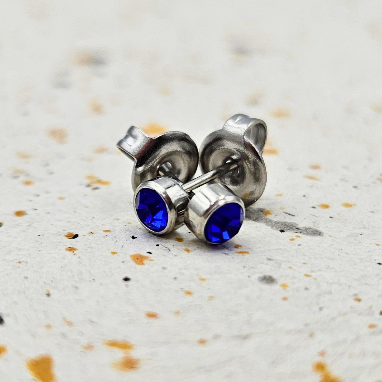 Oorbellen gemaakt van stainless steel met de geboortesteen van september: saffier