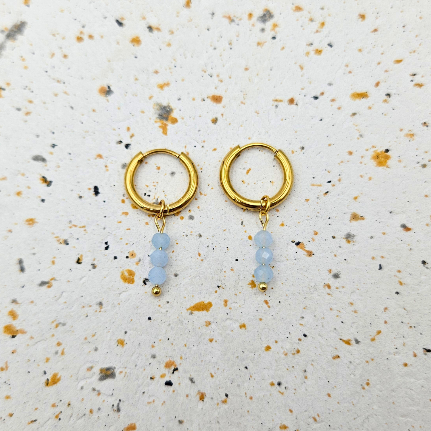 Oorbellen van goldplated stainless steel met facetgeslepen aquamarijn