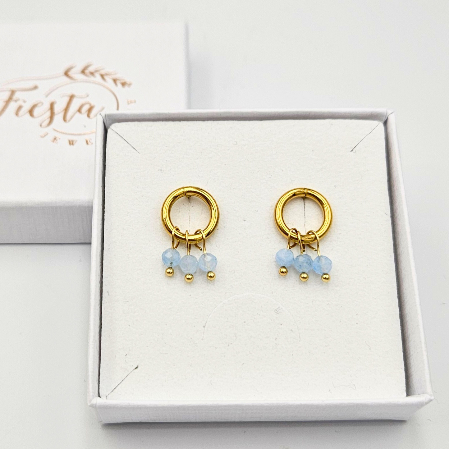 Oorbellen van goldplated stainless steel met facetgeslepen aquamarijn steentjes