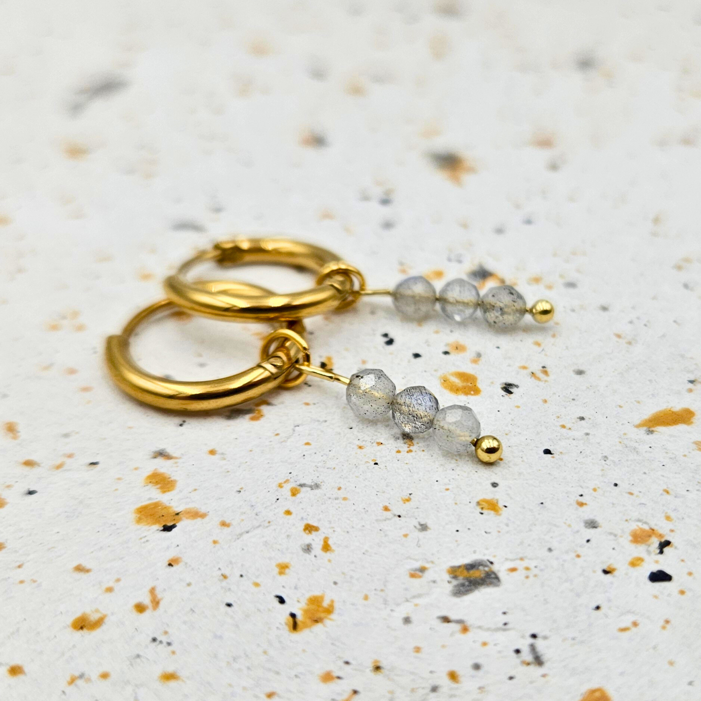 Oorbellen van goldplated stainless steel met facetgeslepen labradoriet