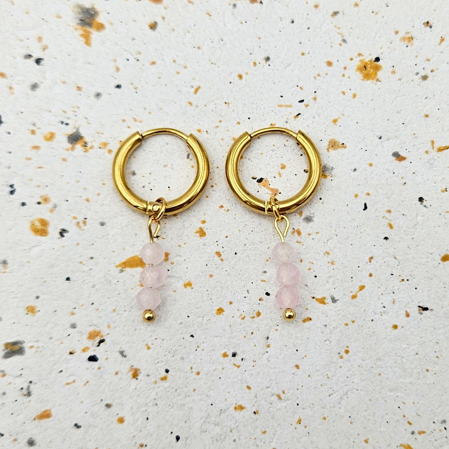 Oorbellen van goldplated stainless steel met facetgeslepen rozenkwarts
