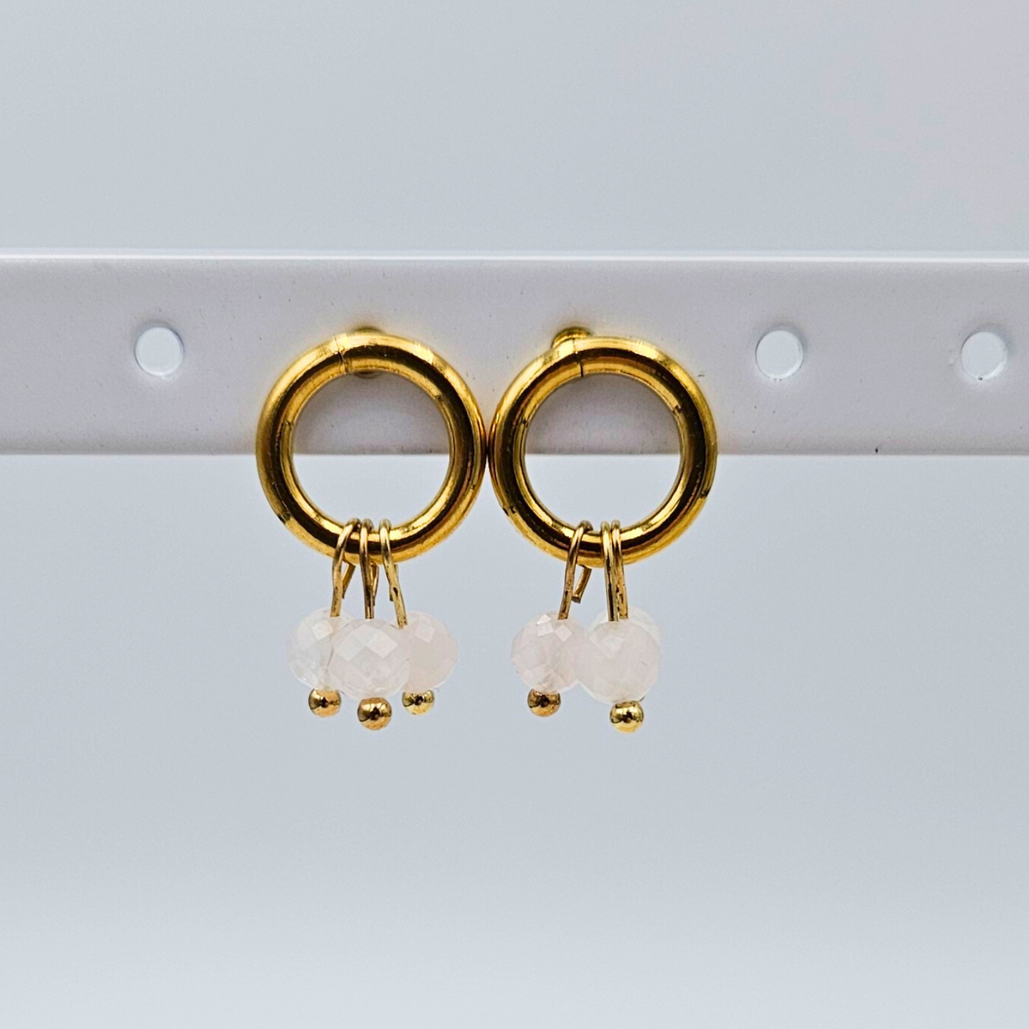 Oorbellen van goldplated stainless steel met facetgeslepen rozenkwarts steentjes