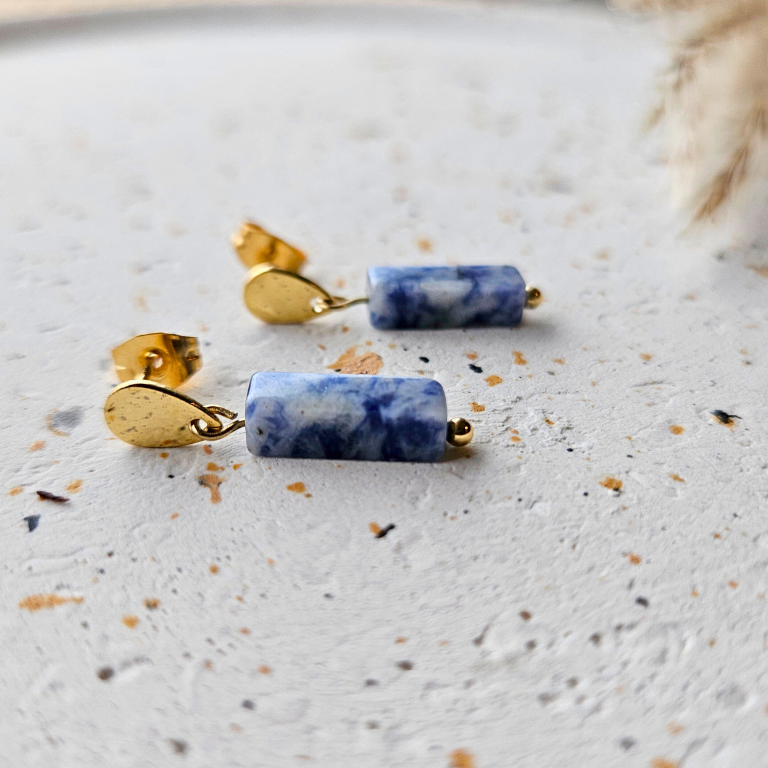 Oorbellen van goldplated stainless steel met sodaliet