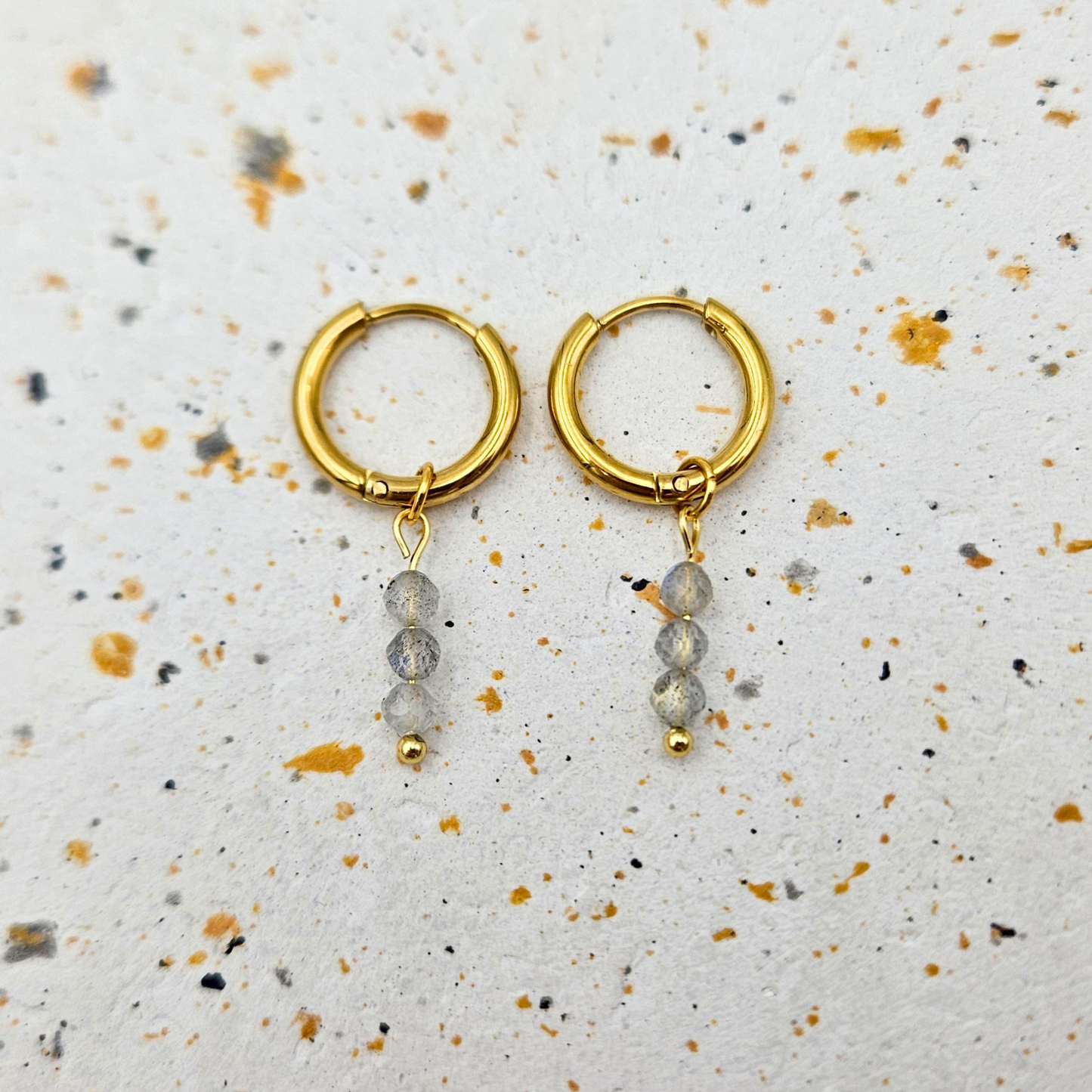 Oorbellen van goldplated stainless steel met facetgeslepen labradoriet