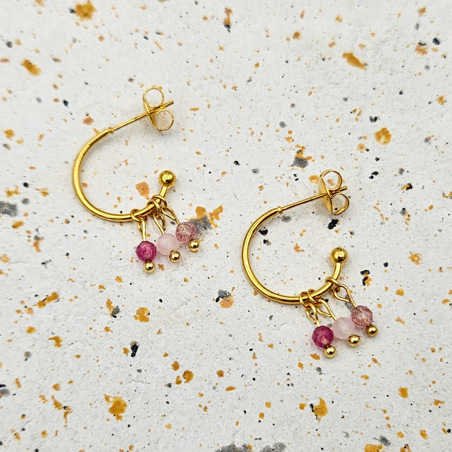 Oorbellen van goldplated stainless steel met facetgeslepen rozenkwarts, aardbeienkwarts en toermalijn