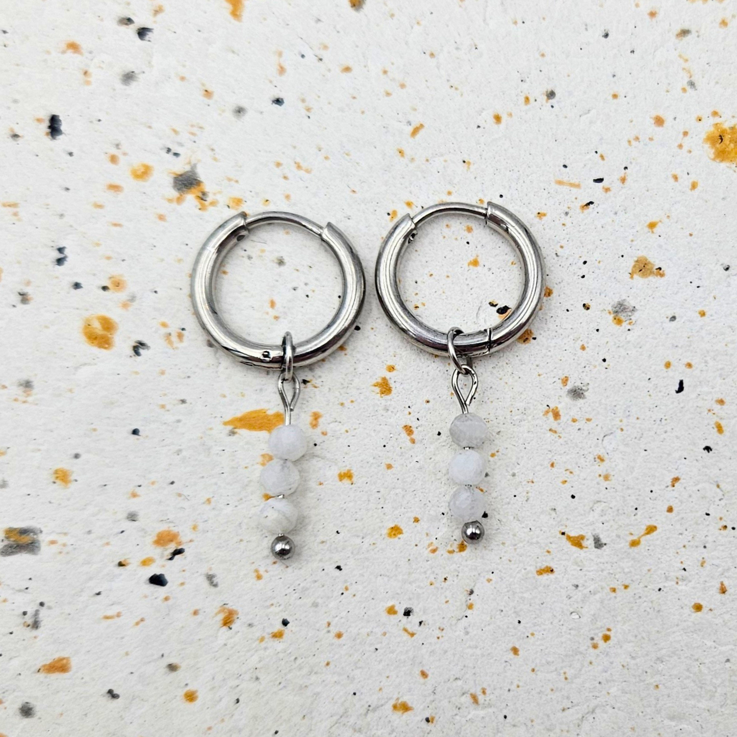 Oorbellen gemaakt van stainless steel met facetgeslepen maansteen