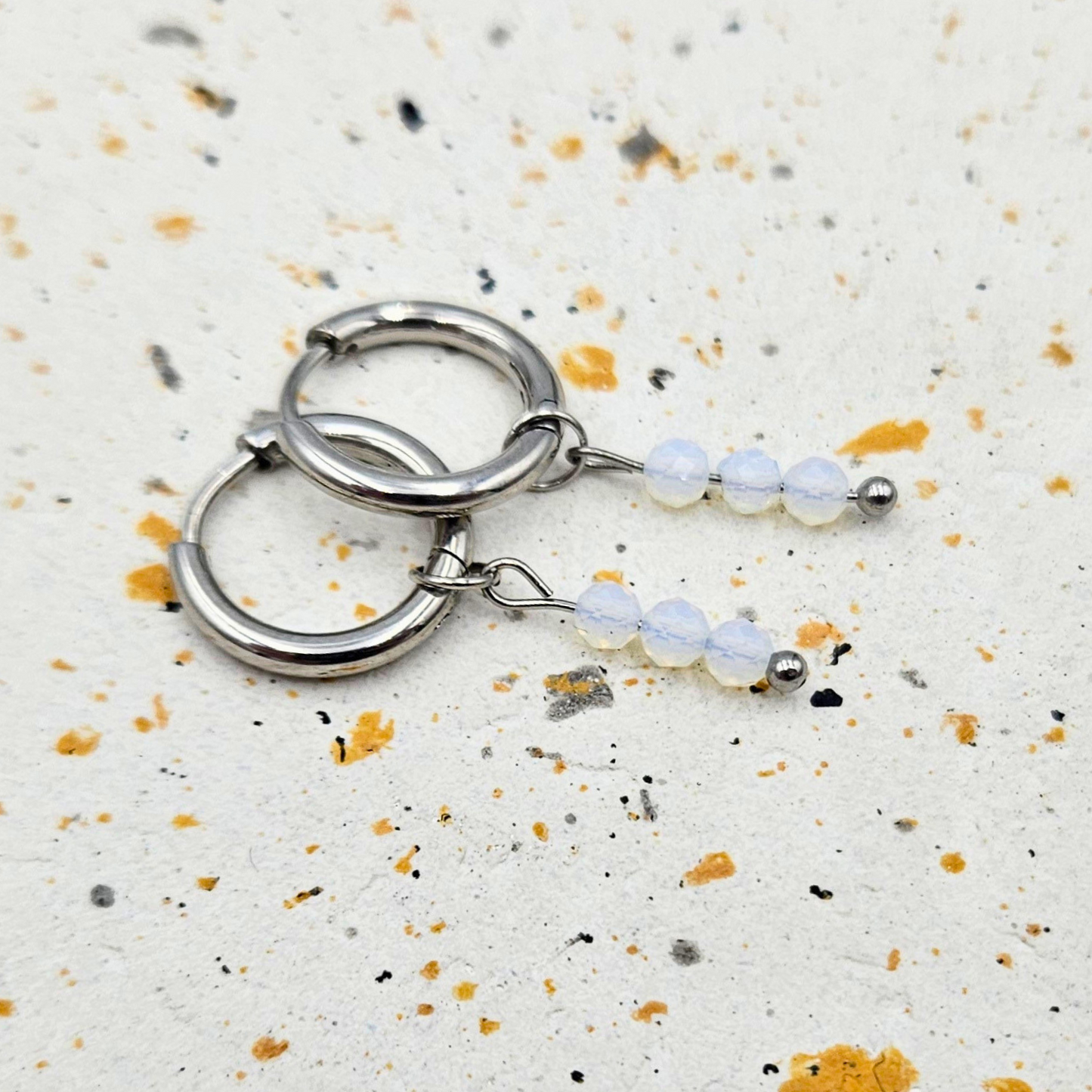 Oorbellen gemaakt van stainless steel met facetgeslepen opaliet