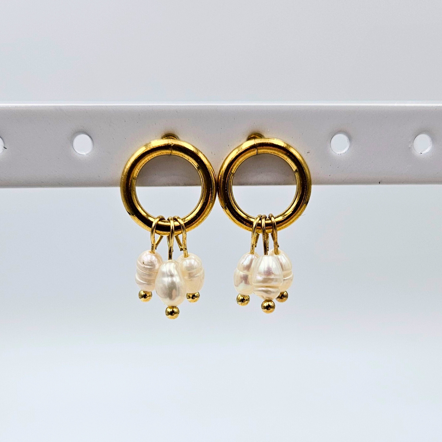 Oorbellen van goldplated stainless steel met kleine zoetwaterparels