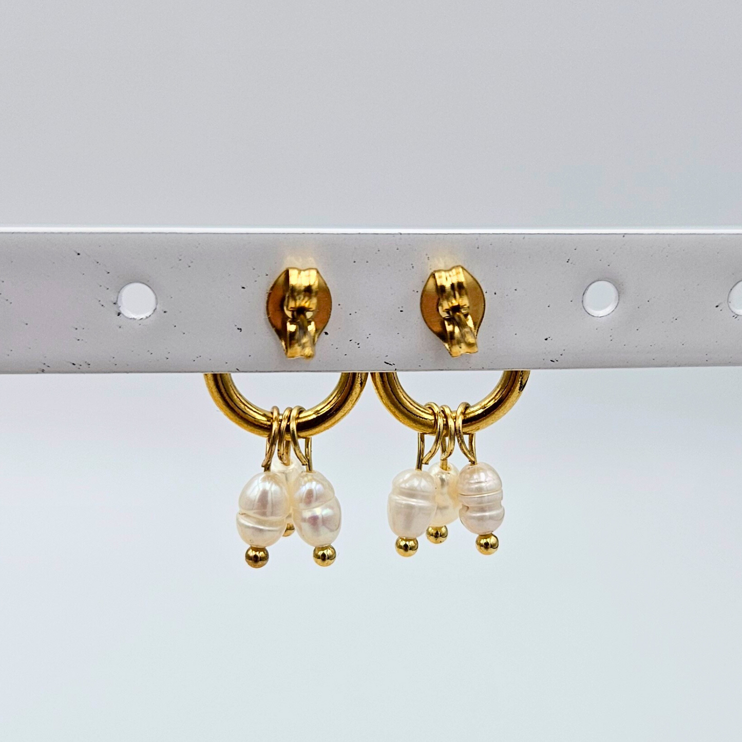 Oorbellen van goldplated stainless steel met kleine zoetwaterparels