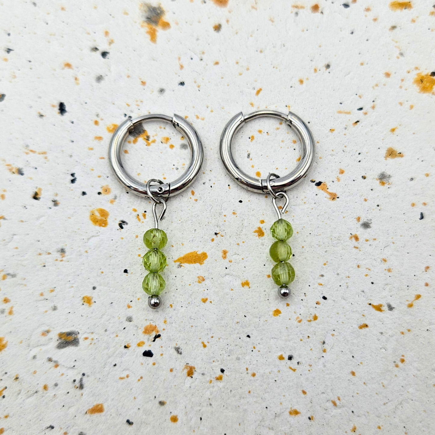 Oorbellen gemaakt van stainless steel met facetgeslepen peridot