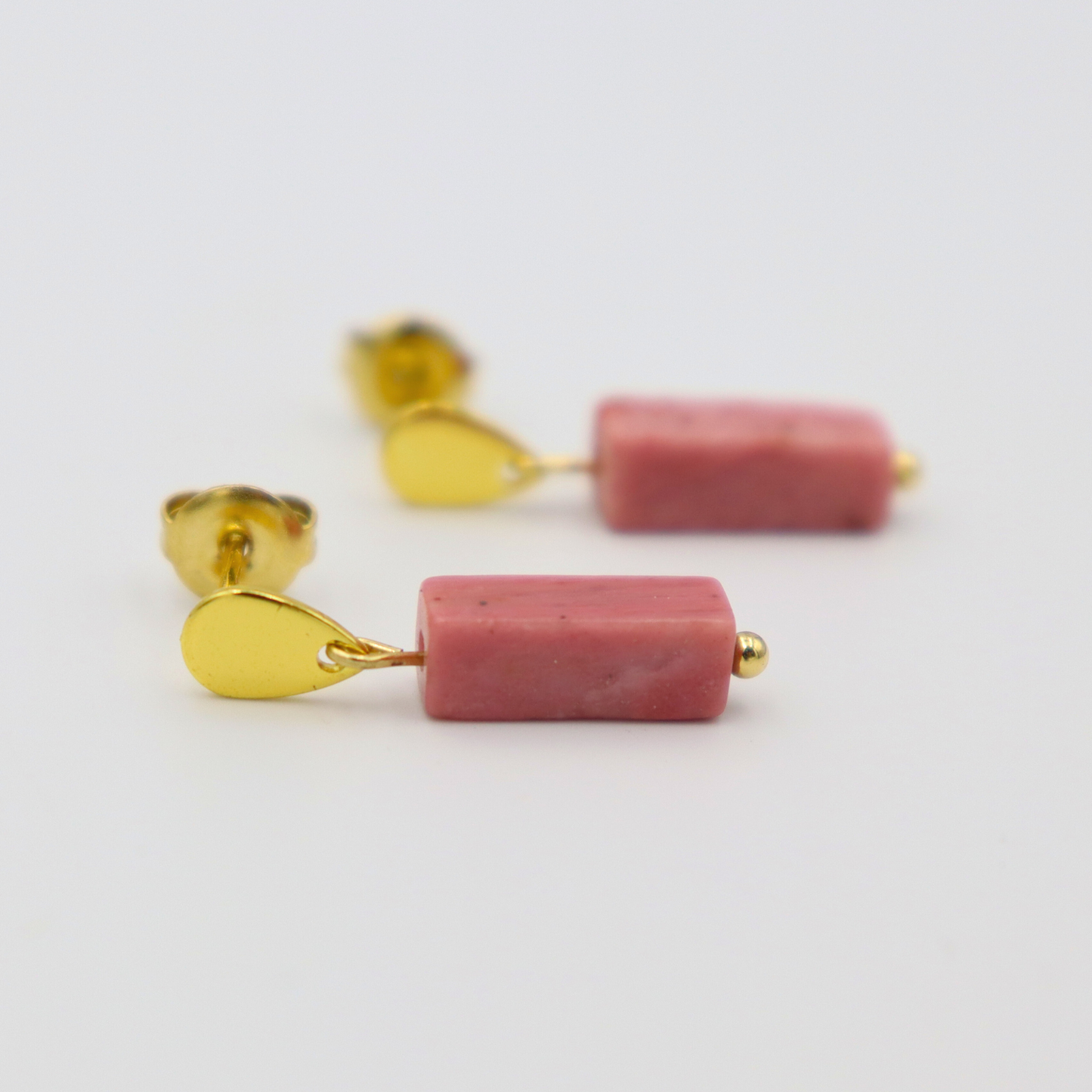 Oorbellen van goldplated stainless steel met rhodoniet hanger