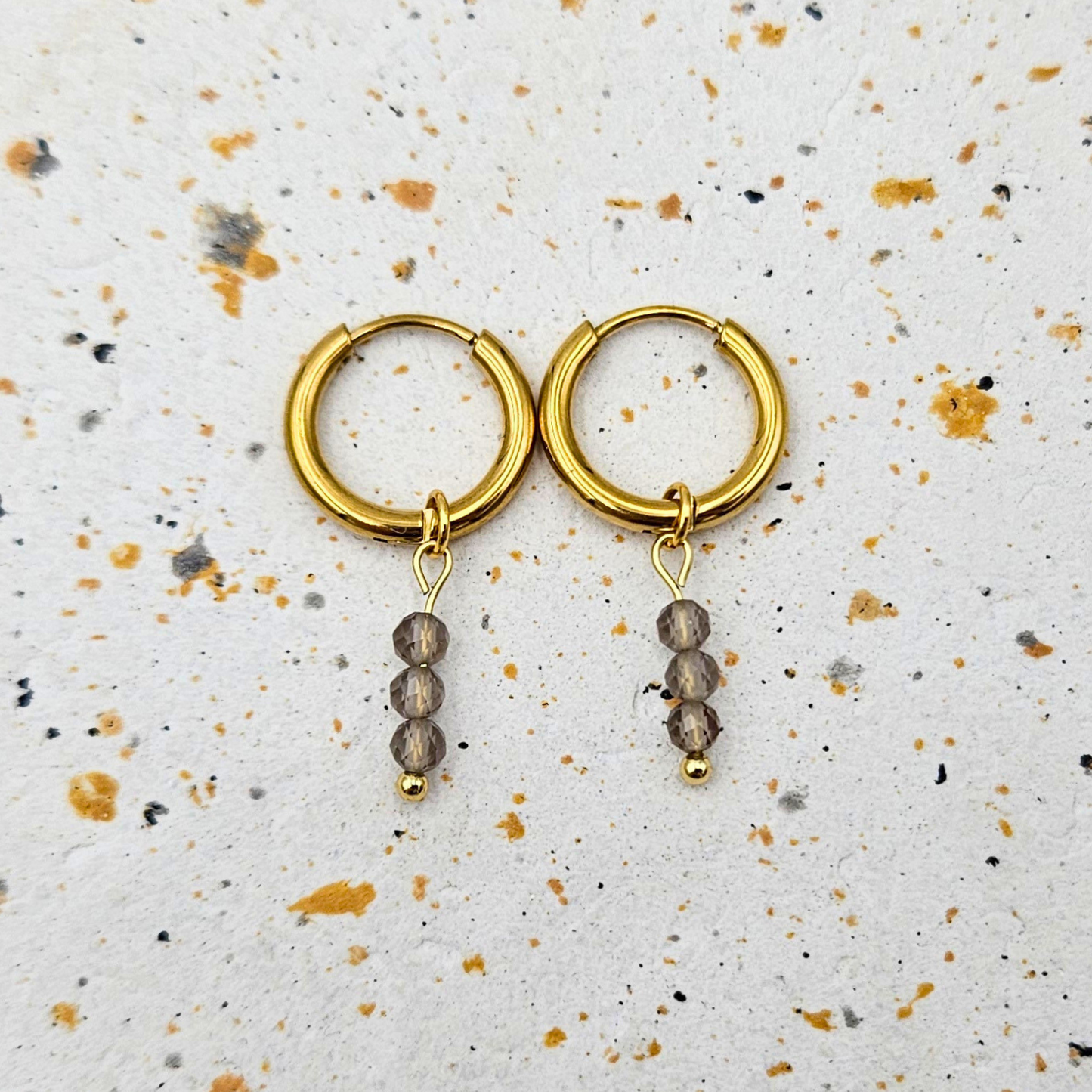 Oorbellen van goldplated stainless steel met facetgeslepen rookkwarts
