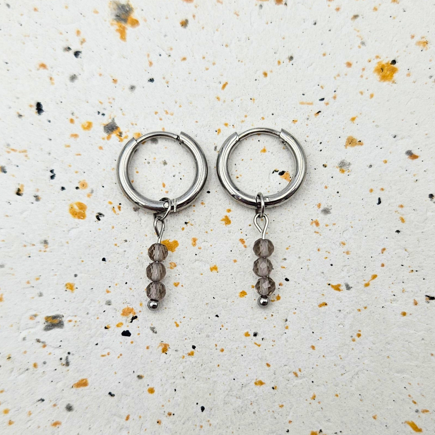 Oorbellen gemaakt van stainless steel met facetgeslepen rookkwarts