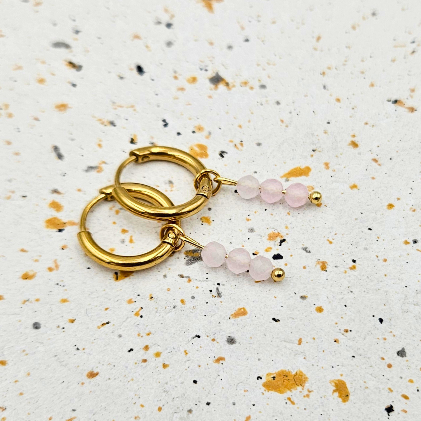 Oorbellen van goldplated stainless steel met facetgeslepen rozenkwarts