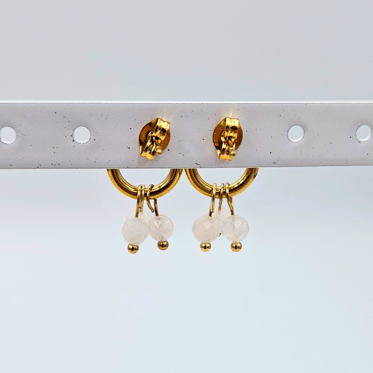 Oorbellen van goldplated stainless steel met facetgeslepen rozenkwarts steentjes