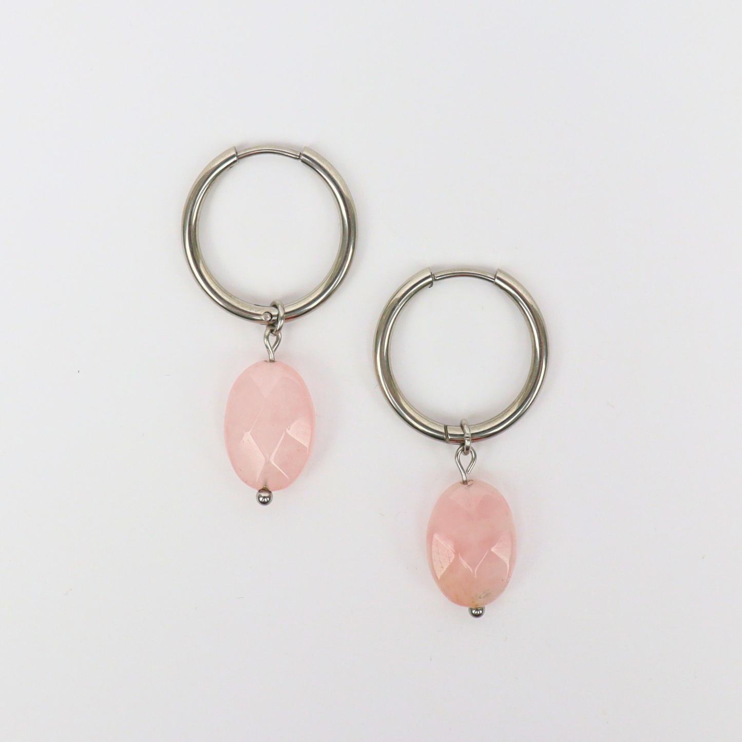 Oorbellen gemaakt van stainless steel met facetgeslepen rozenkwarts hanger